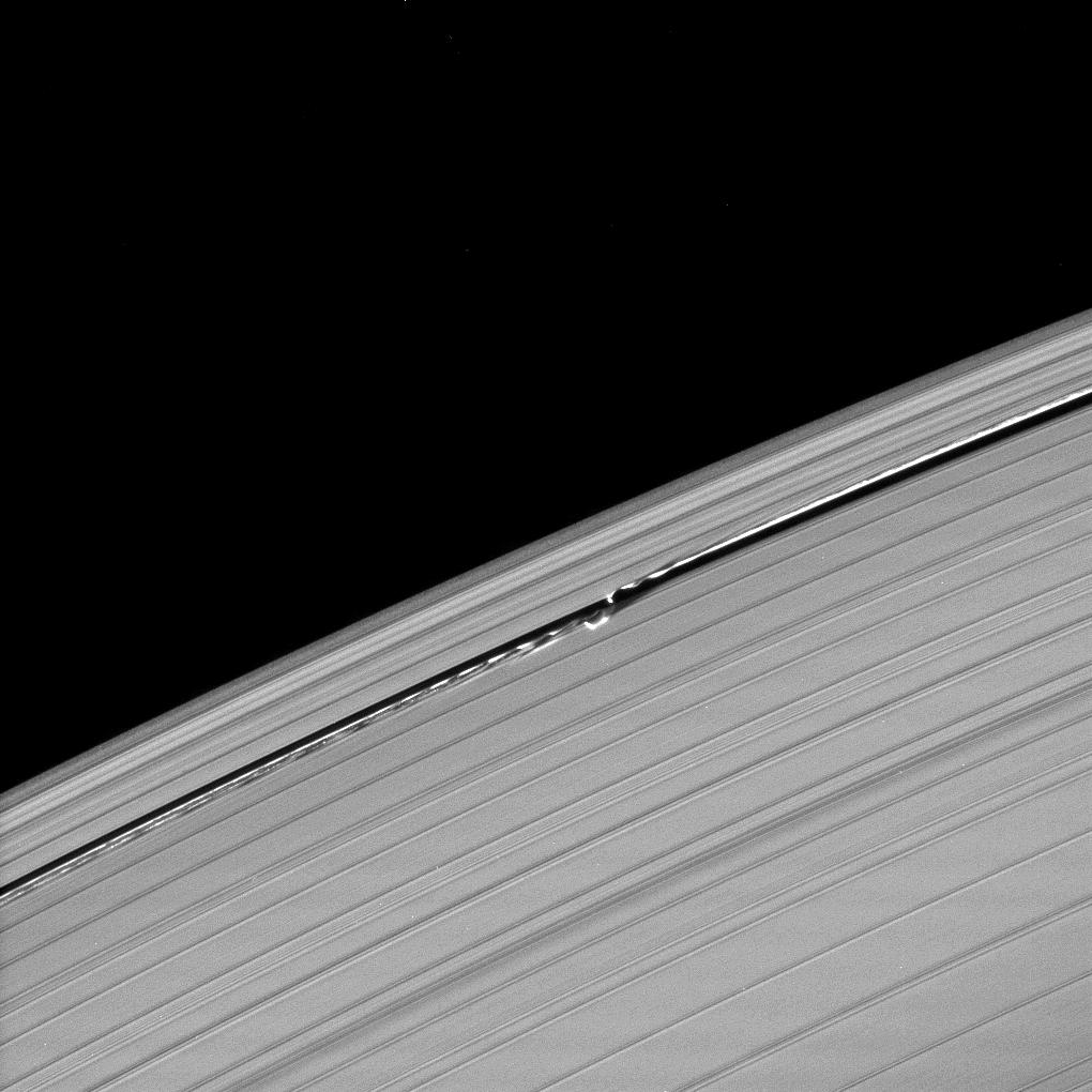 inSpace Forum: Cassini: pered finalom sluzhbyi mezhplanetnaya stantsiya sdelala novoe otkryitie 2
